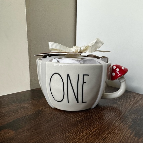 Rae Dunn Accessories - 🇺🇸 Rae Dunn 🍄 Measuring Cup set